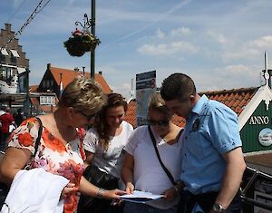 Puzzeltocht de Geheimen van Volendam & Foto in Volendamse klederdracht